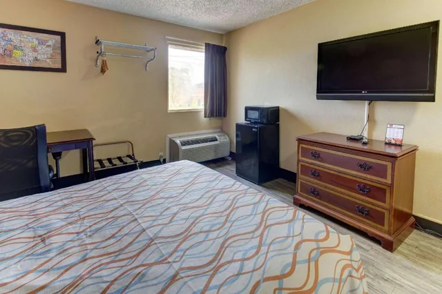 Room, Queen Bed, Smoking, Econo Lodge Town Center 5/6