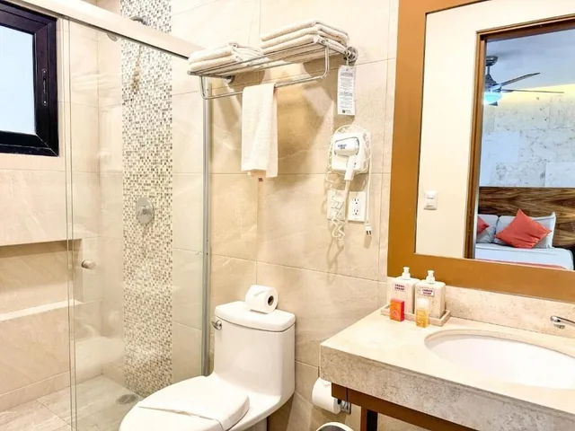 جناح بسرير كوين مع أريكة، Grand Fifty Suites 9/10