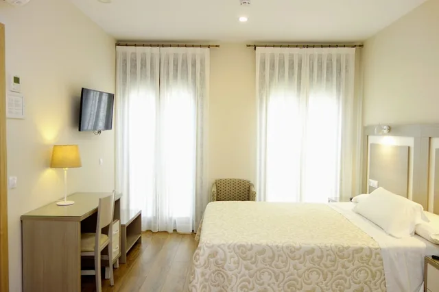 Standard, Double Bed, Hostal Toledo 3/10