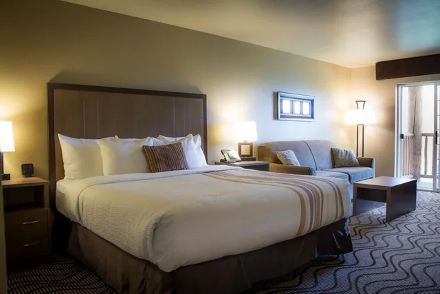 غرفة بسرير كينج بجاكوزي، Best Western Plus Riverfront Hotel And Suites 4/7