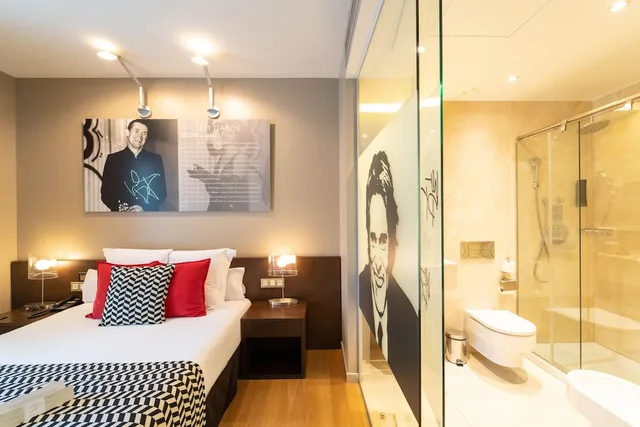 Petite, Queen Bed, Terrace، Zinema 7 3/3