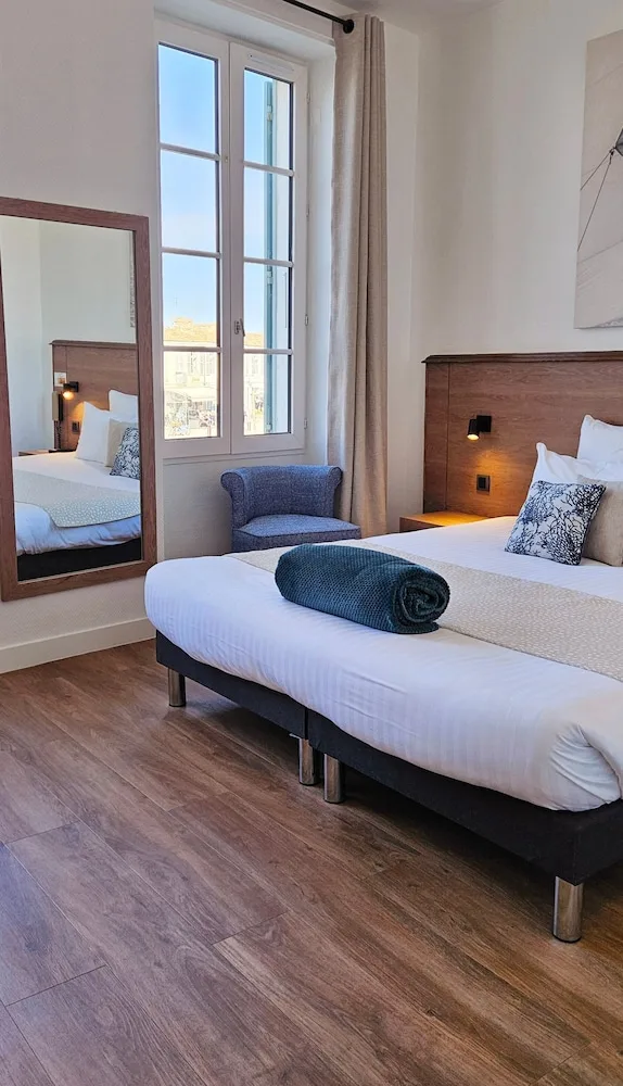 غرفة سوبيريور بسرير كوين بإطلالة على المرفأ، Hotel Du Port 1/7