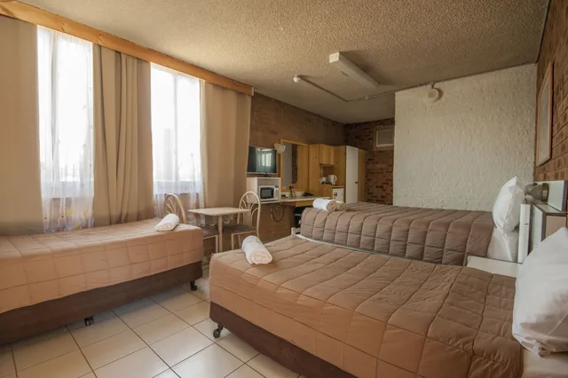 غرفة عائلية بسرير كوين وسرير مزدوج وسرير كوين، Marco Polo Motor Inn 1/9