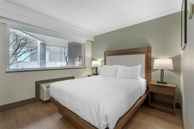 Room, Queen Bed, Bathtub, Accessible, Best Western Plus Burnaby Hotel 1/2