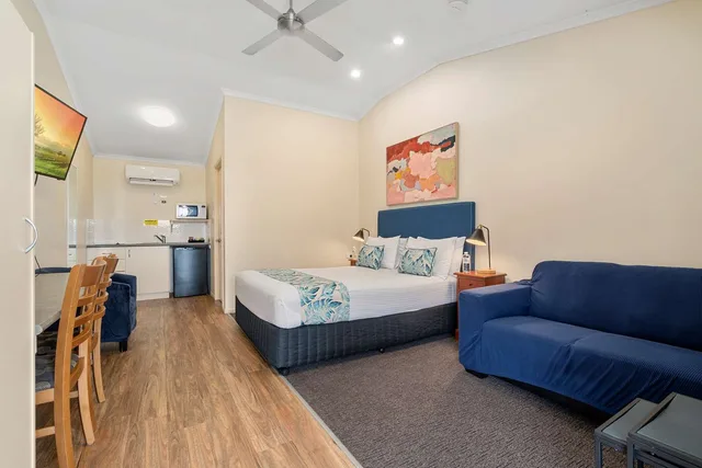 غرفة تنفيذية بسرير كوين بمطبخ صغير، Caboolture Central Motor Inn 2/3
