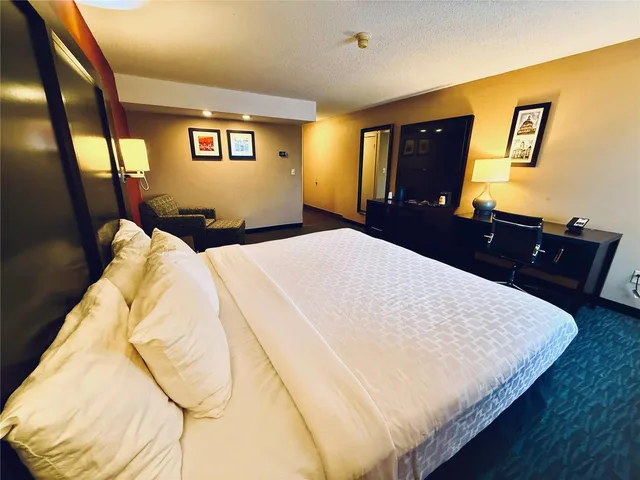 غرفة بسرير كينج، Clarion Inn & Suites Evansville Eastland Area 4/6