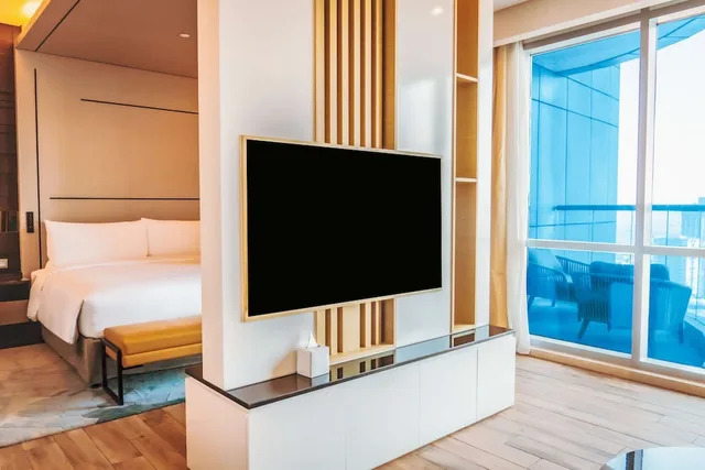 استوديو ديلوكس بسرير كينج بشرفة مع أريكة، Hilton Bahrain 1/8