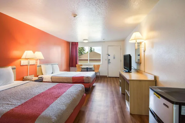 2 Queen Beds Mobility Accessible Tub Nsmk، Motel6 Vancouver, WA 2/7