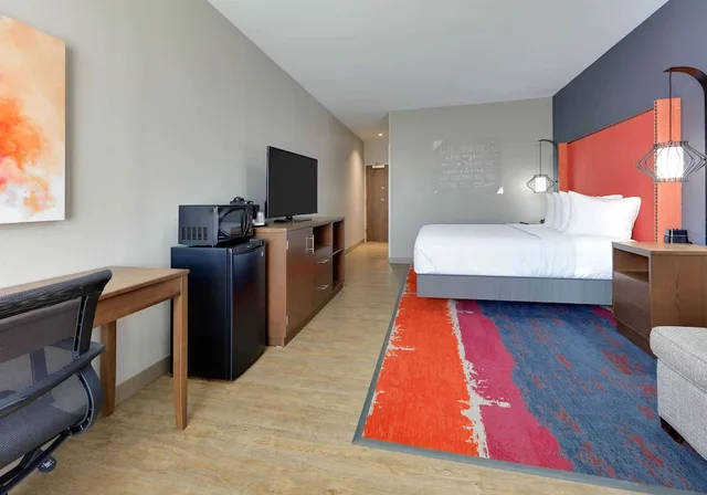غرفة ديلوكس بسرير كينج بحوض استحمام لذوي الإعاقة، La Quinta Inn & Suites By Wyndham Lakeway 4/6