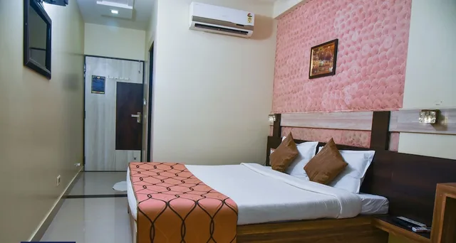 غرفة ديلوكس بسرير مزدوج بغرفة نوم واحدة، Hotel Tulsi 3/6