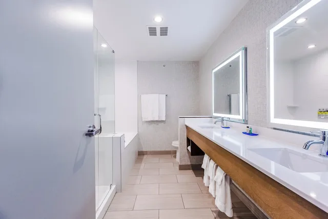 جناح بسرير كينج بحوض جاكوزي، HOLIDAY INN EXPRESS & SUITES WEST EDMONTON-MALL AREA 7/9