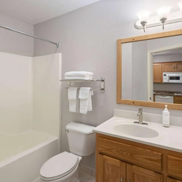 جناح ديلوكس بسرير كوين، Days Inn & Suites by Wyndham Green Bay WI. 7/7