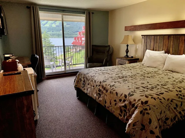 غرفة بسرير كينج، Three Valley Lake Chateau 1/8