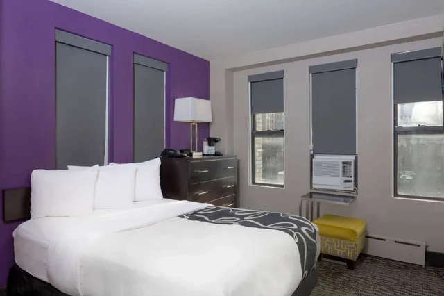 غرفة بسرير مزدوج لذوي الإعاقة، La Quinta Inn & Suites by Wyndham New York City Central Park 1/5