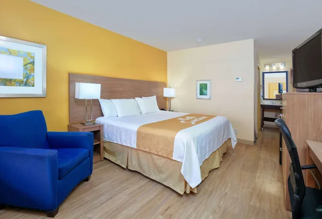 غرفة بسرير كينج لذوي الإعاقة، Days Inn By Wyndham Batesville 1/5