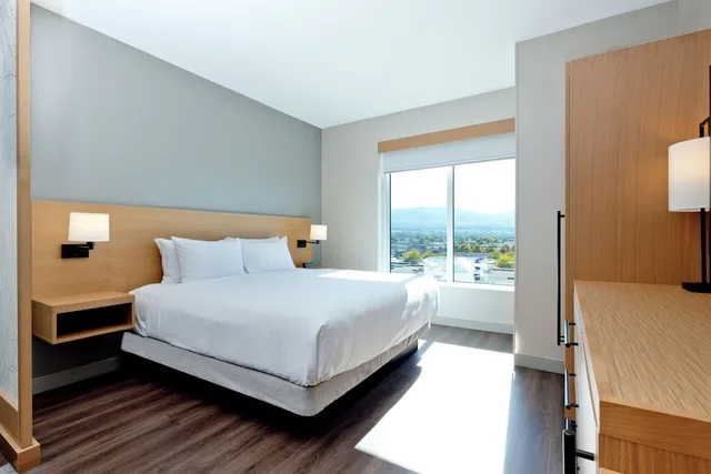 غرفة بسرير كينج مع أريكة لذوي الإعاقة، Hyatt Place Kelowna 1/2
