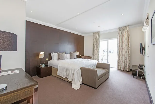 4 Bedrooms, Penthouse Suite, Apartment, 4 King Beds، 130 Queensgate Apartments 1/9