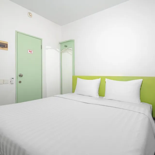 غرفة قياسية بسرير كينج، Swift Inn Aeropolis Jakarta 1/7
