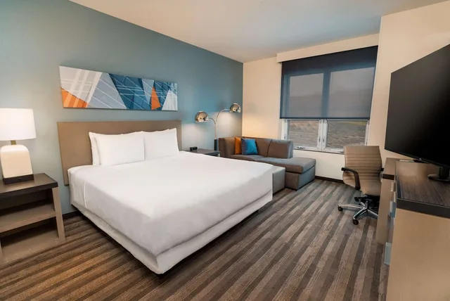 غرفة بسرير كينج مع أريكة، Hyatt House Nashville Franklin Cool Springs 1/3