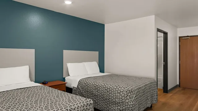 غرفة قياسية بسريرين مزدوجين، WoodSpring Suites Evansville East 2/7