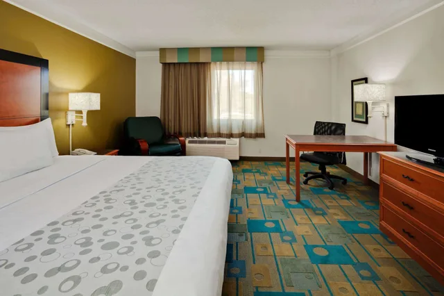 غرفة بسرير كينج لذوي الإعاقة، La Quinta Inn & Suites by Wyndham St. Pete-Clearwater Airpt 2/3