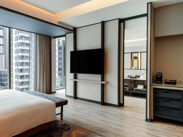 غرفة بريميوم ركنية بسرير كينج، Hyatt Centric City Centre Kuala Lumpur 3/6