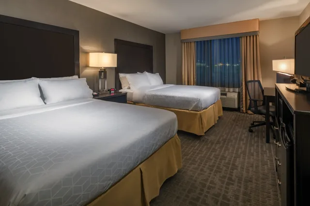 جناح بسريرين كوين مع أريكة لذوي الإعاقة، Holiday Inn Express Hotel and Suites Hays 1/1
