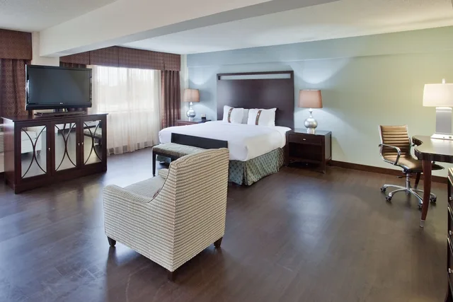 غرفة قياسية بسرير كينج مع أريكة، Holiday Inn Virginia Beach - Norfolk 4/6