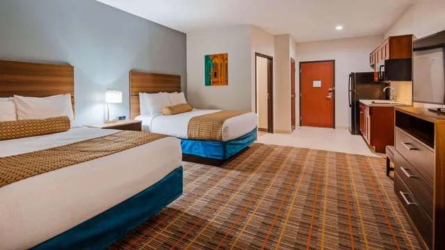 جناح بسريرين كوين بغرفة نوم واحدة مع أريكة بمطبخ، Best Western Ingleside Inn & Suites 1/4