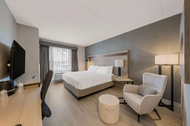 غرفة بسرير كينج بحوض استحمام لذوي الإعاقة، Best Western Plus Parry Sound 2/3