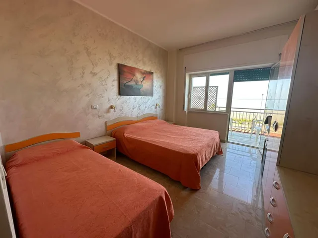 غرفة ثلاثية، Hotel Germania 6/10