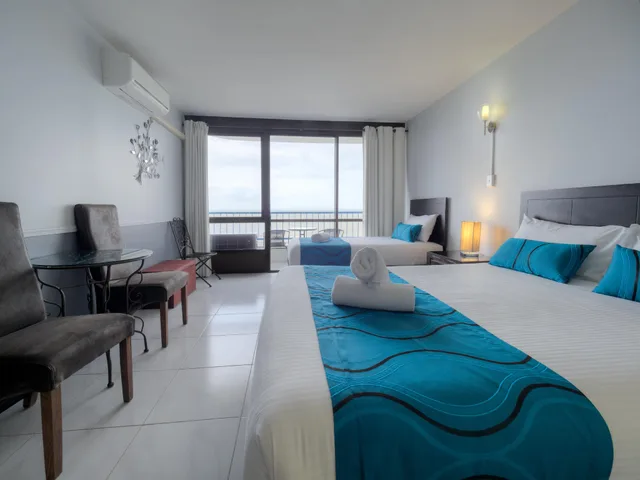 غرفة بريميوم بسريرين منفصلين، BAYVIEW TOWER 2/2