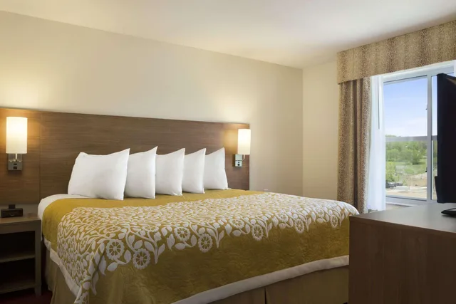 جناح، Days Inn And Suites Belmont 2/2