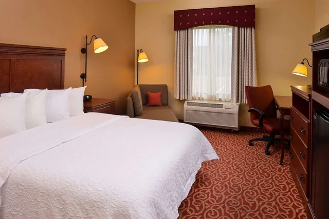 استوديو بسرير كوين مع أريكة بمطبخ صغير لذوي الإعاقة، Hampton Inn Lincoln 1/4
