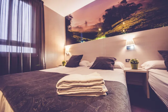 غرفة أساسية ثلاثية بثلاثة أسرّة بحمام خاص، Hostal Prado 6/10