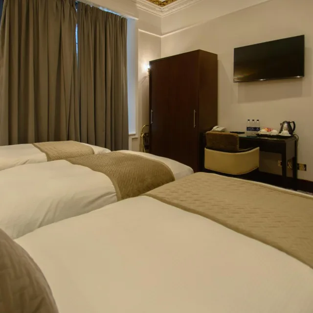 غرفة كلوب ثلاثية، Hyde Park International Hotel 4/10