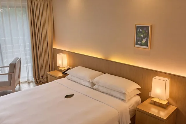Deluxe, King Bed, Side Pool View، Grand Josun Jeju 4/10