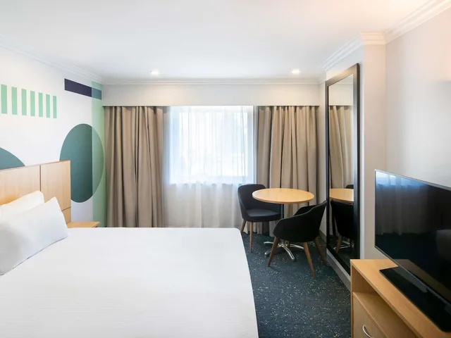 Superior, Queen Bed, ibis Styles Sydney Central 4/9