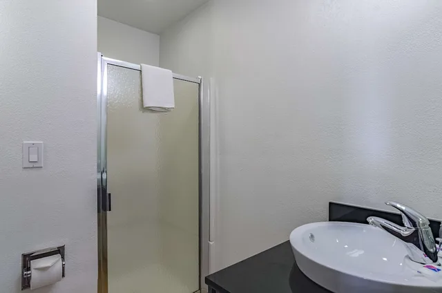 غرفة قياسية بسرير كوين، Motel6 Riverton, WY 9/9