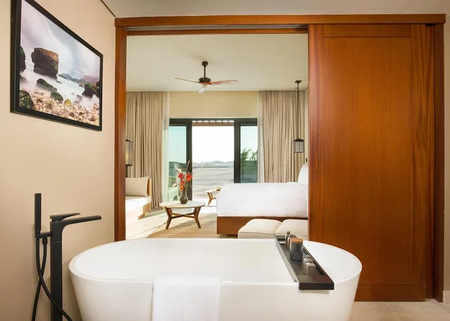 غرفة بسرير كينج بشرفة، Alila Hinu Bay Salalah Mirbat 4/4