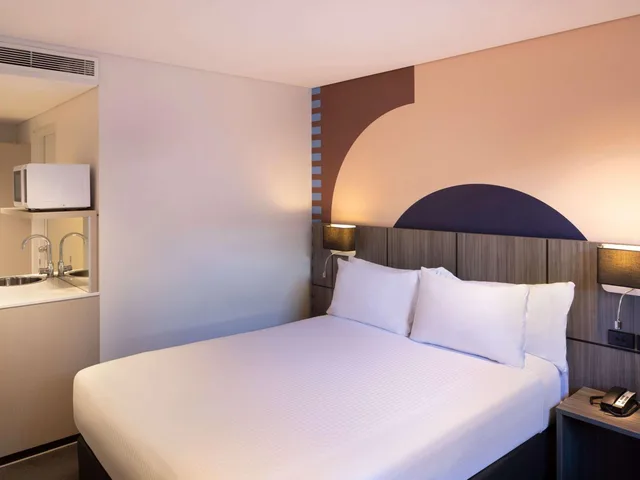 غرفة ديلوكس بسرير كينج وسرير كوين بشرفة، ibis Styles Sydney Central 4/8