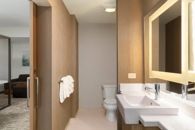 جناح بسرير كينج مع سرير سحّاب إضافي لذوي الإعاقة، SpringHill Suites by Marriott Cape Canaveral Cocoa Beach 8/10