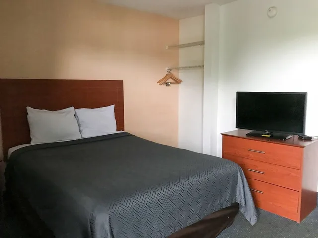 Deluxe, Queen Bed, Kitchenette, Smoking, Studio 6 Extended Stay - Fayetteville, NC - Fort Liberty Area 3/4