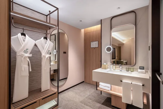 غرفة قياسية بسريرين مزدوجين، Holiday Inn Shanghai Tourism Zone by IHG 4/5