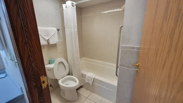 غرفة قياسية بسريرين كوين في الطابق الأرضي، Ramada by Wyndham Saginaw Hotel and Suites 3/4