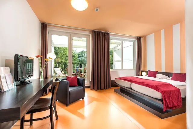 غرفة بسرير مزدوج بإطلالة على الحديقة بشرفة، TOP EMBRACE Hotel Grenzfal 1/4
