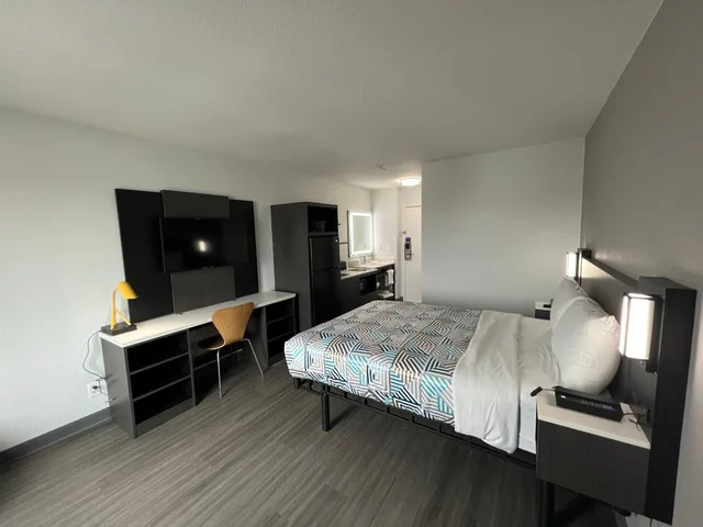 غرفة بسرير كوين لغير المدخنين بمطبخ، Studio6 Altoona, IA - Des Moines East 3/10