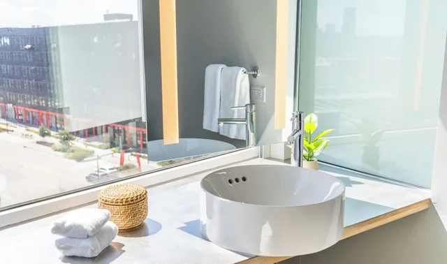 جناح بسرير كينج مع أريكة، The Source Hotel 10/10
