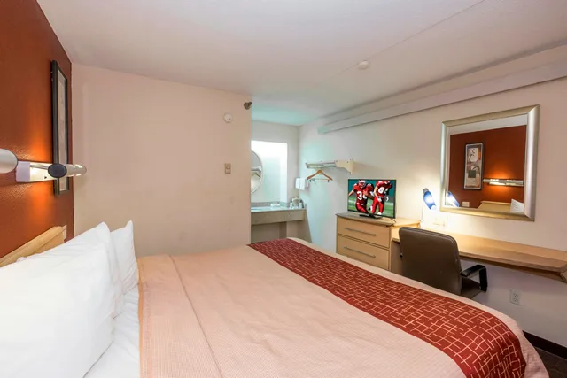 غرفة قياسية بسرير كينج للمدخنين، Red Roof Inn Cincinnati - Sharonville 3/7