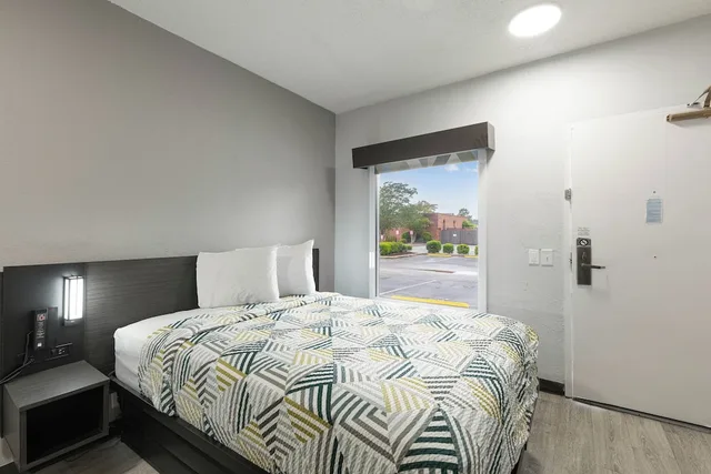 غرفة بسرير مزدوج بمطبخ لذوي الإعاقة، Studio6 Suites Jacksonville, NC 6/10